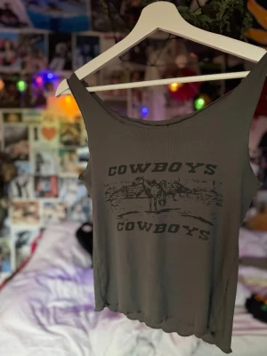 Cowboy topp! - En topp jag hittade som jag tror är från brandy melville, den har ett cowboy tryck med en häst på framsidan, Den är mycket stretchig och perfekt till sommaren.    ‼️fråga om mått/eller hur den ser ut på‼️