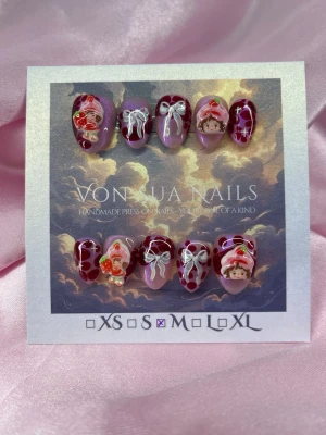 BerrySweet (M);Short Almond - Handgjorda press-on naglar i rosa,lila och vinrött med söta 3D-motiv av tecknade figurer (strawberrycheesecake), vita rosetter och hjärtan. Ovala former och detaljerad design, perfekt för dig som vill sticka ut med unika naglar. M: 16 mm, 12 mm, 12,5 mm, 11,5 mm, 10 mm
