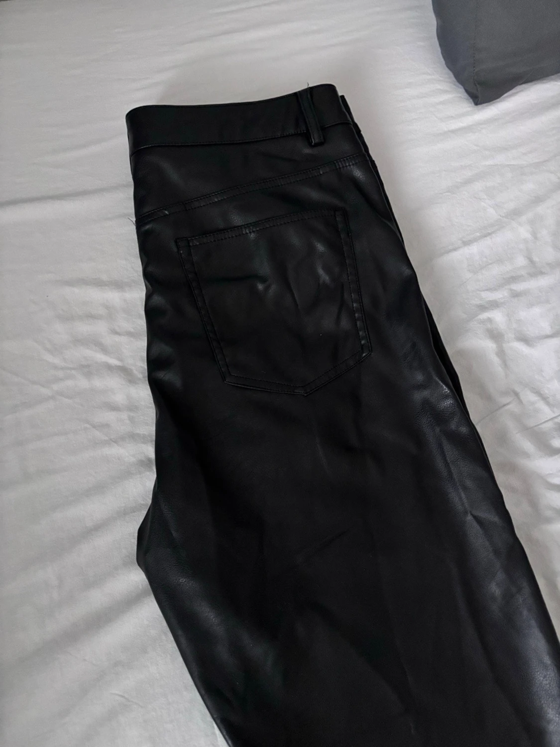 Svarta fuskskinnbyxor från H&M - 2