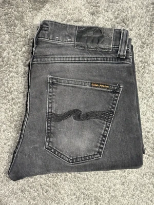 Svarta Nudie Jeans Lean Dean - Svarta Nudie Jeans||Storlek W28/L32||Skick 7/10 lite slitna på vissa ställen||Modell Lean Dean||Skriv vid minsta intresse||