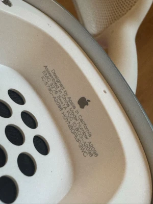 Apple AirPods Max silver hörlurar - Säljer ett par Apple AirPods Max i silver. Over-ear design med mjuka öronkuddar och justerbart huvudband i mesh. Tillverkade i aluminium och rostfritt stål för en premiumkänsla. Perfekta för musik, gaming eller film med grym ljudkvalitet och stilren look.