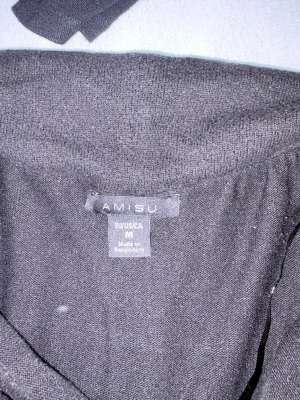 Svart offshoulder topp från Amisu - Svart långärmad offshoulder topp från Amisu. Toppens material är mjuk, perfekt att styla med jeans eller en kjol