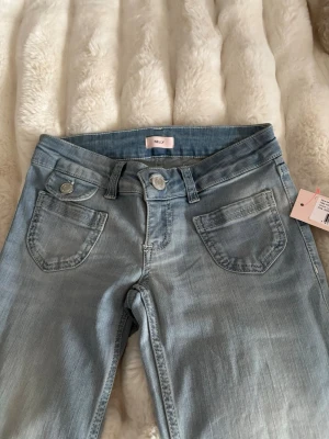 Ljusblå jeans från Nelly - Säljer dessa helt nya jeansen från Nelly. De är i strl 32 längd Short💓