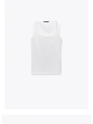 Vit linnetopp från Zara - Säljer detta linne från Zara i strl S. Den är helt ny med prislappen kvar, säljer den då den är något stor på mig som har xs💓