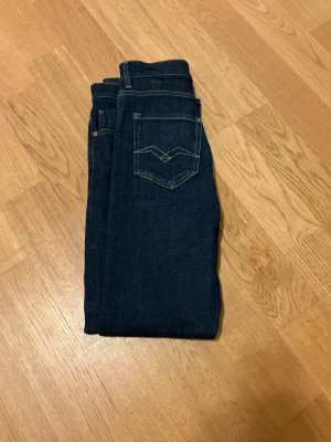 Mörkblå replay jeans från replay - Säljer ett par mörkblå replay jeans från replay med klassisk femficksdesign och kontrastsömmar. Jeansen har en smal passform och är tillverkade i stretchigt denimtyg för extra komfort. Perfekta till alla typer av outfits. Det är inte skinny jeans. Pris kan diskuteras. De är lite blåa längs nere pågrund av att jag har vikt in byxorna lite, det syns knappt när man har de på sig.
