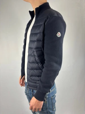 Moncler cardigan  - Moncler cardigan| Skick 7/10,några små defekter| storlek S| modellen är 180cm| hör av dig vid fundering!