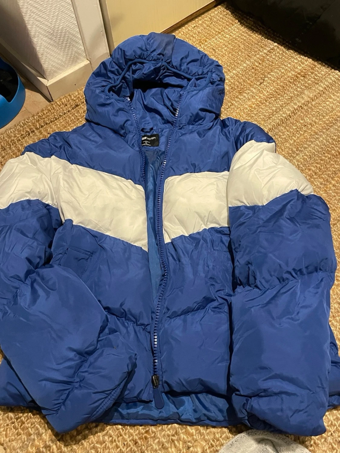 Blå och vit pufferjacka FB Sister