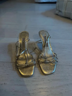 Guldiga sandaletter från Zara - Så snygga!! Storlek 36💕
