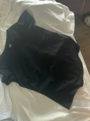 Svart långärmad topp från Gina Tricot - En enkel och stilren svart långärmad topp från Gina Tricot. Tillverkad i mjuk bomull med rund halsringning och normal passform. Perfekt basplagg att matcha med allt i garderoben.