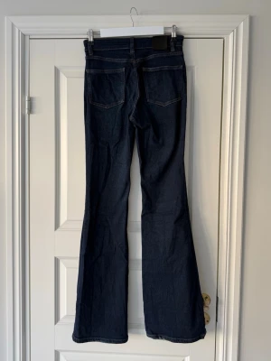 Massimo Dutti Bootcut Jeans - Snygga mörkblå bootcut jeans från Massimo Dutti i storlek 36. Fint skick! Passar till alla tillfällen ✨✨✨