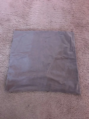 Kuddfodral - Jätte fint kuddfodral från ellos. I jätte bra skick men kan ha några fläckar som enkelt går bort i tvätten. Den är lila.🥰