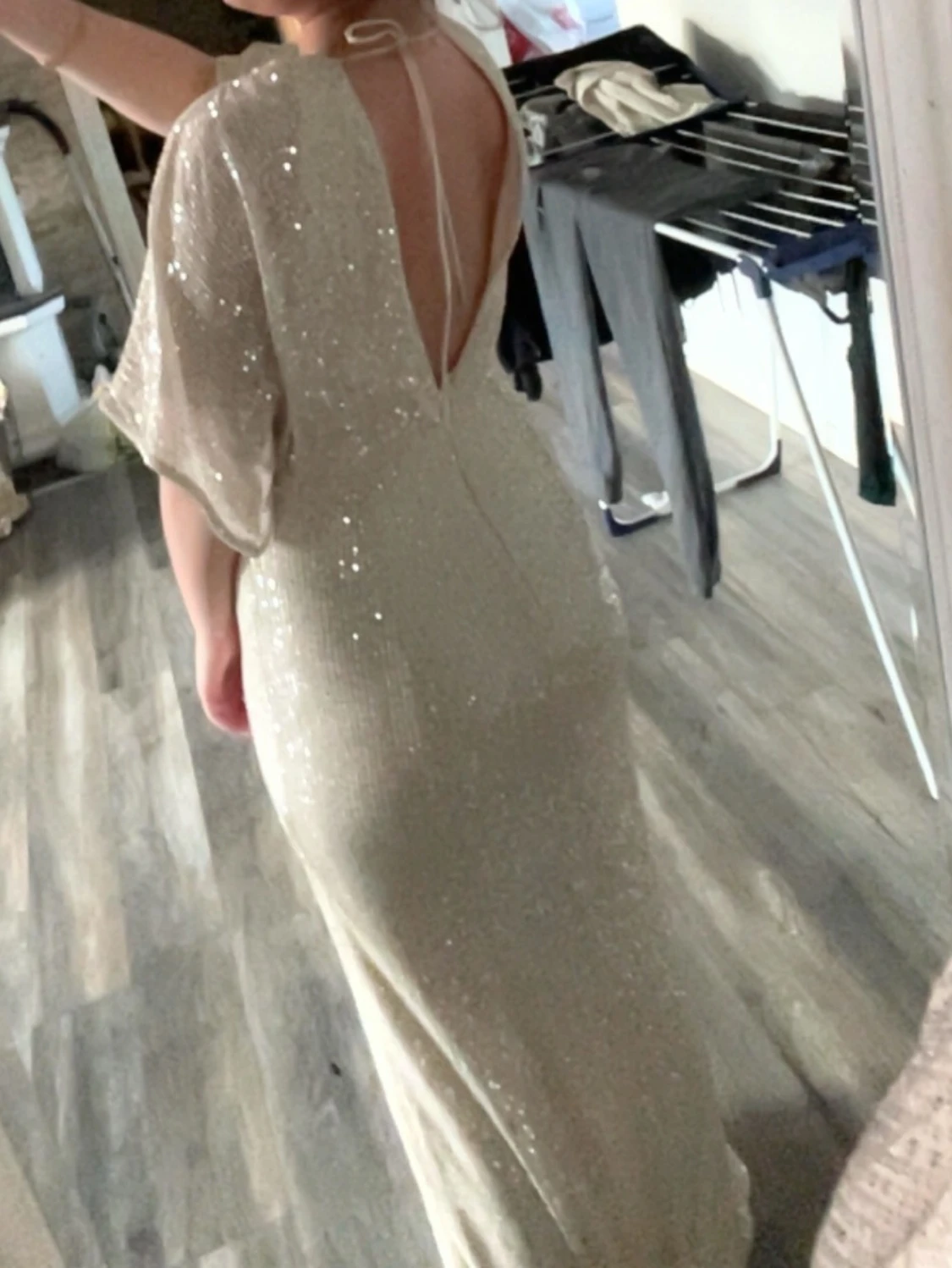 Glittrig långklänning med öppen rygg - 3