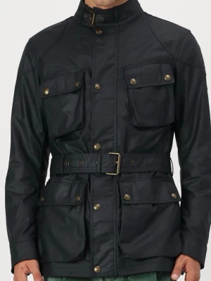  Belstaff trailmaster dark navy Stl 54 XL - Klassisk mörkblå vaxad jacka från Belstaff med fyra framfickor, bälte i midjan och ståkrage med spänne. Rocken har mässingsfärgade knappar och rutigt innerfoder. Endast använd ett fåtal ggr  och i nyskick. Säljes pga felköp nypris 6000:- stl 54/44