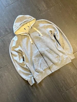 Ralph lauren zipper  - Snygg Ralph lauren zipper i storlek s och mycket bra skick. Tyvärr är lappen inuti avklippt. Tveka inte att höra av er med frågor och funderingar och kolla gärna in mina andra annonser så kan vi säkert fixa ett bra paketpris🤩🤩