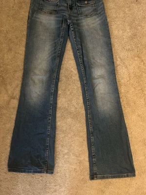 Gina jeans  -  Ett par skitsnygga mörkblå jeans från Gina Basic, men ändå assnygga 