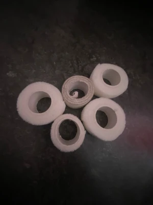 Fem vita sporttejprullar - Säljer fem rullar vit sporttejp, perfekta för att tejpa fingrar, handleder eller andra leder vid träning och sport. Tejpen är av tygmaterial och har en matt yta. Alla rullar är oöppnade förutom en som är delvis använd.