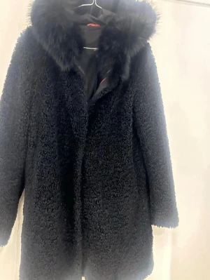 Populära Poplin fårpälsjacka fr Rock & Blue, snyggaste vårkappan! - Snyggaste vårkappan/jackan från rock & blue i den populära modellen Joplin. Storlek: 36. I fint skick då den knappt är använd. Dyr i inköp!