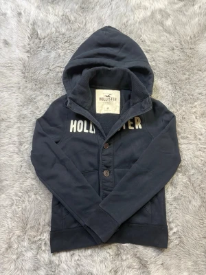 Hollister Cardigan - Säljer denna sällsynta och mycket eftertraktade Hollister hoodie | Storlek M | Mycket bra skick | Vid eventuella frågor hör gärna av dig och erbjuder bra pris vid köp av bundle 😁✅