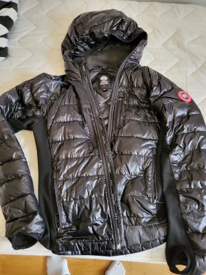 Svart dunjacka från Canada Goose - Orginal storlek M dragkedja behöver bytas litet hål vid axel syns inte när man har jackan på