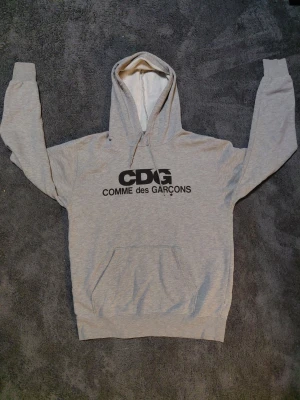 CDG x Good Design Shop Hoodie - En jättesnygg hoodie från CDG(comme des garcons) x Good design shop från 2017 som inte tillverkad längre. Skriv gärna om du har fler frågor!😁