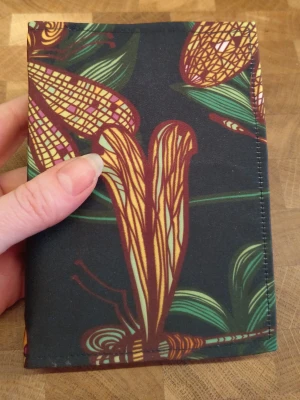 Anteckningsbok med trollsländor  - Snygg anteckningsbok med blankt tyg med mönster av trollsländor. Storlek A6 med ca 100 blanka sidor
