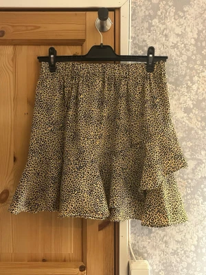 Leopardmönstrad volangkjol - Leopardmönstrat kort volangkjol från Gina tricot. Mycket bra skick använd fåtal gånger. Hör av vid frågor!💗