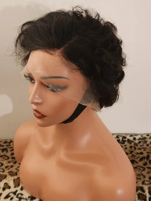 Kort lockig svart peruk med lace front - Snygg kort peruk med naturliga lockar i svart färg. Peruken har en lace front för en mer realistisk hårfäste och är perfekt för att snabbt byta stil. Passar dig som vill ha ett naturligt och trendigt hårsvall.