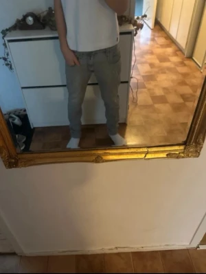 Gråa Replay jeans rak passform W31 - Replay jeans gråa rak passform storlek W31 L32