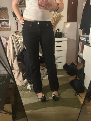 Svarta jeans 29/34 - Super snygga jeans från weekday i arrow low straight modellen! Storlek 29/34 så skulle säga S-M. Aldrig använd. Jag är 179 som referens!💕💕
