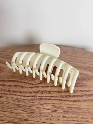 Y2K stor crémevit hårklämma - Stor stilren hårklämma i cremevitt och med bra taggar. Trendig och enkla att använda. Se sista bilden för några minimala skavanker på piggarna.
