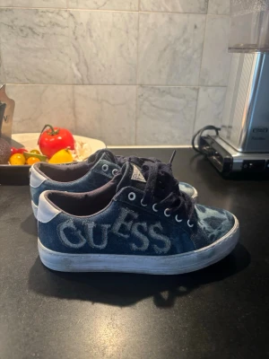  sneakers Guess - Märket bak är av kolla sista bilden!