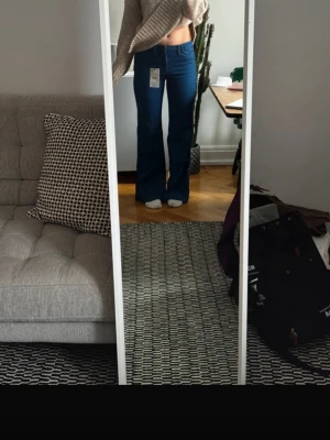  jeans från Zara - Skit snygga jeans från Zara ! Super bekväma i materialet men är för små för mig tyvärr.. har medelhög midja men ändå low waist! 