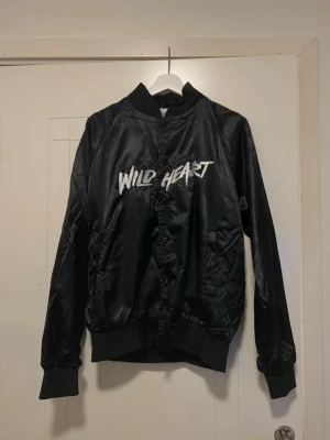 Miguel Wildheart Tour merch svart jacka - Miguel Wildheart Tour Album Merch Svart Jacka / Black Jacket köpt på Miguel Konsert i Stockholm 2015. Storlek M, normal i storleken. I väldigt bra skick, använd fåtal gånger.