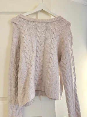 Vit stickad tröja  - Används ibte