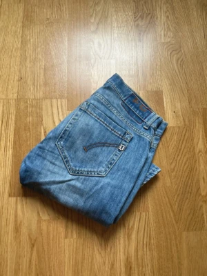 Dondup George - Ett par riktigt feta jeans ifrån dondup i modellen George. Storleken är 31 men passar mig som har vanligt vis 29-30 i storlek. Säljer pågrund av att de har aldrig kommit till användning. Pris 500kr  hör av er vid frågor eller funderingar!😁🙌