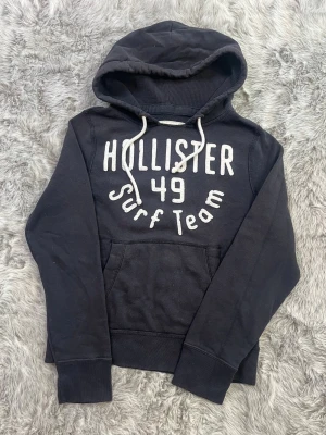 Hollister hoodie - Säljer denna sällsynta och mycket eftertraktade Hollister hoodie | Storlek S | Skick 9/10 | Vid eventuella frågor hör gärna av dig och erbjuder bra pris vid köp av bundle 😁✅