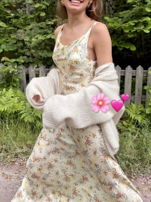 Blommig långklänning - Söt långklänning med bar rygg och knyte