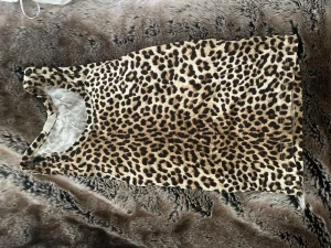 Leopardmönstrad ärmlös linnetopp - Cool ärmlös linnetopp med leopardmönster i bruna och svarta toner. Perfekt att styla med jeans eller kjol för en trendig look. Tunt och mjukt material som känns skönt mot huden.
