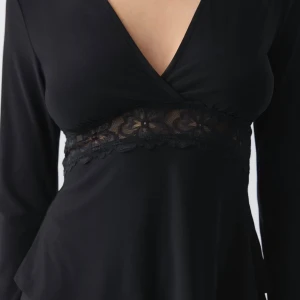 Svart omlottopp med spetsdetalj - Jätte fin svart v-ringad topp från Gina. Jätte fin spetsdetalj runt midjan som tyvärr inte syns jätte mycket på bilden. Säljs inte längre, köpte den på vinted men tyckte att den var lite stor. Jätte fint skick, hör gärna av dig om du har frågor!🤗