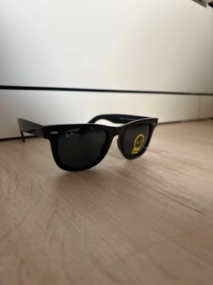 Black Ray-Ban Wayfarer sunglasses  -   Stylish Ray-Ban Wayfarer sunglasses with a tortoiseshell frame and brown lenses. Excellent condition with no visible signs of wear.  ⭐ Condition: 10/10 🎨 Color: Tortoiseshell 📦 Fast and careful shipping