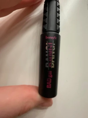 Benefit BADgal BANG! Mascara svart - Säljer en Benefit BADgal BANG! Mascara i svart. Tuben är matt svart med rosa och silver text samt ett coolt, nitat lock för extra grepp. Perfekt för att ge fransarna volym och längd. Den är använd max två gånger. Fint skick. Rese storlek
