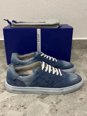 Helt nya Jacob Cohën Sneakers  - Säljer ett par helt nya Jacob Cohën sneakers i storlek 42. Skorna är i nyskick och aldrig använda. Nypris ligger på cirka 4000 kr. Mitt pris: 2899 kr. Skriv Dm för mer frågor 💬 