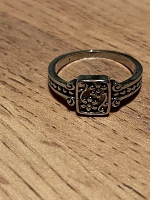 Silverring med blommönster - Blomster ring med fina detaljer. Bra skick!