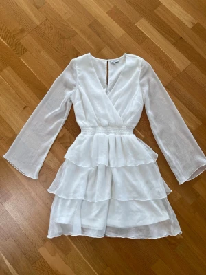 Klänning - Vit klänning från bubbleroom💕