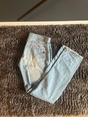 Dondup Jeans Med slitningar  - Inte george men det är slim fit! där av lite billigare Storlek 34