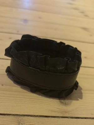 Svart läderarmband - Säljer ett svart läderarmband.