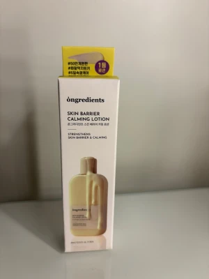 Ongredients Skin Barrier Calming Lotion - Ongredients Skin Barrier Calming Lotion är en lugnande lotion i en ljusgul plastflaska. Produkten stärker hudbarriären och ger återfuktning. Förpackningen är vit med minimalistisk design och tryckt med sojabläck. Passar dig som vill ha en mild och effektiv hudvårdsprodukt. Helt ny, kommer från ett utav lyko setten