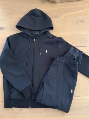 Polo tracksuit - 🤍 Polo Tracksuit – White Edition  Fräsch vit tracksuit från Polo som passar perfekt till både vardag och streetwear. Stilren design med skön passform och hög komfort. Enkel att matcha med sneakers för en clean och exklusiv look. Använd sparsamt och väl omhändertagen.    📦 Snabb frakt ✅ Äkta stil 🔥 Perfekt skick