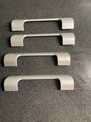Fyra silverfärgade handtag i metall IKEA - Säljer fyra stilrena handtag i silverfärgad metall. Perfekta till lådor, skåp eller dörrar. Handtagen har en enkel, modern design med rundade kanter och förborrade hål för enkel montering. Passar bra till både hem och verkstad.