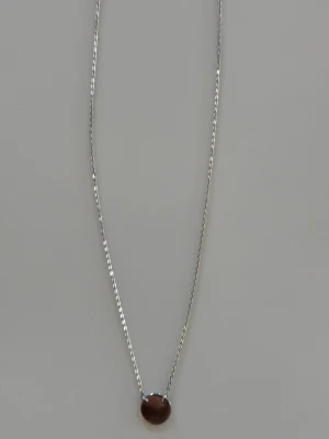 Silverhalsband med rund bricka - Åkta silver. Längd 40-43 cm justerbart. Knappt använt, i bra skick inga defekter men kedjan har snott sig lite uppe vid knäppningen, går säkert att fixa, inget som stör. Valfri sida på brickan, en skärning en med tecken. Inköpt på Hallbergs. Nyputsat. Nypris 499kr Snyggt och minimalistiskt halsband i silverfärg med en tunn kedja och en rund, slät bricka som hänge. Perfekt för dig som gillar enkel och stilren design. Materialet ser ut att vara metall med en blank finish.